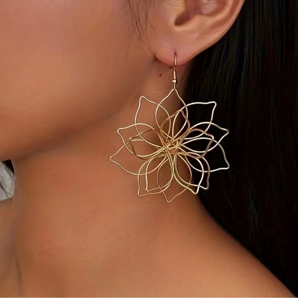 Large Hollow Gold Metal Flower Earrings Statement Piece - Picture 3 of 3